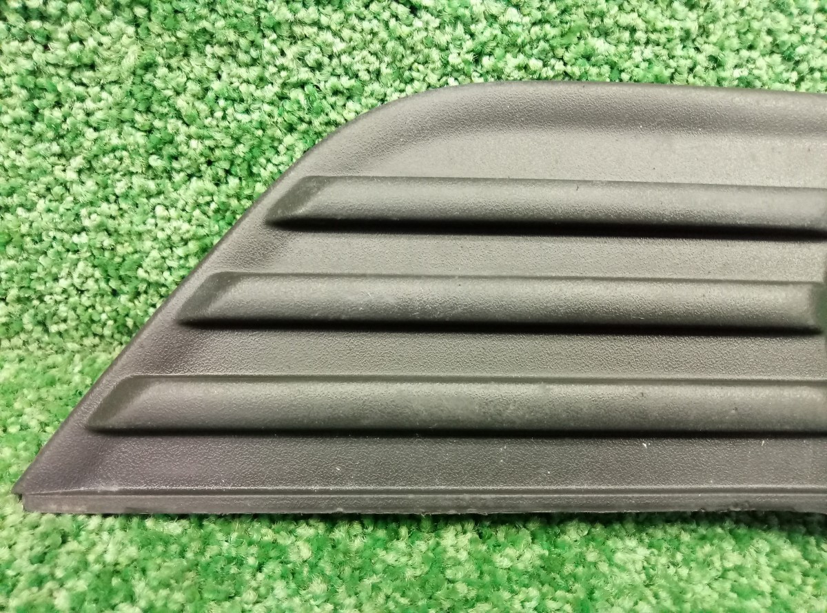 Решетка противотуманной фары правая Ford Focus 2 CB4 2005-2008 4M5119952A на Ford Focus 2