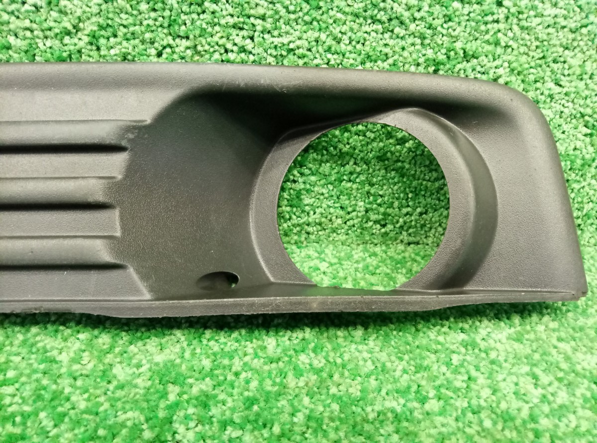Решетка противотуманной фары правая Ford Focus 2 CB4 2005-2008 4M5119952A на Ford Focus 2