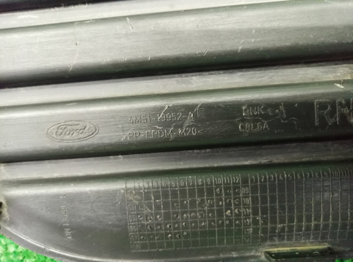 Решетка противотуманной фары правая Ford Focus 2 CB4 2005-2008 4M5119952A на Ford Focus 2