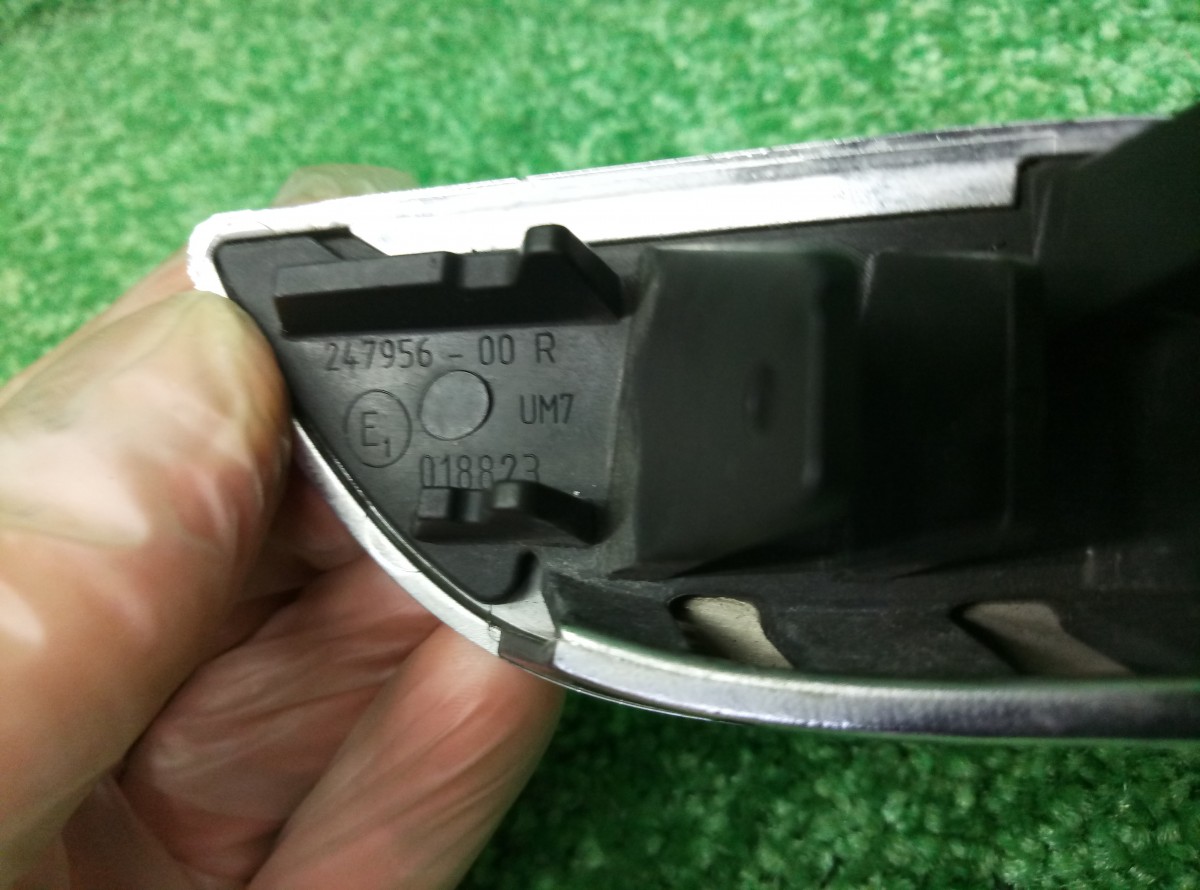 Заглушка форсунки передняя правая Skoda Superb 2008 24795600R на Skoda Superb 2