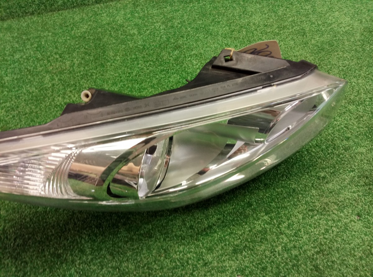 Фара правая Kia Venga 1 2009-2014 921021P000 на Kia Venga 1