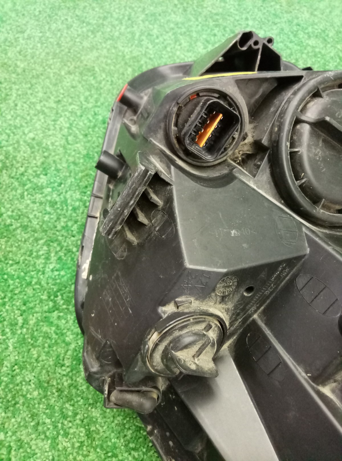 Фара правая Kia Venga 1 2009-2014 921021P000 на Kia Venga 1