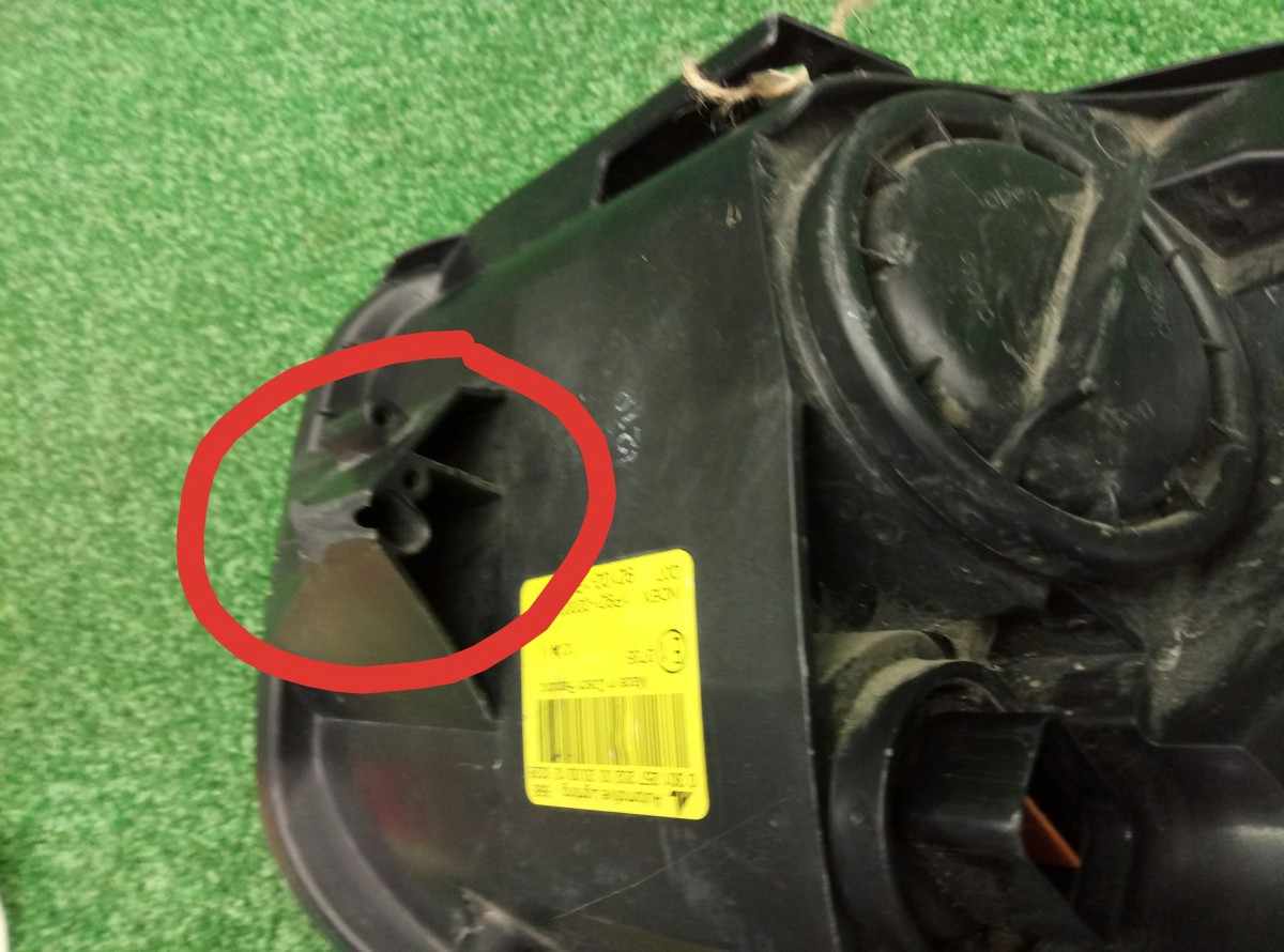 Фара правая Kia Venga 1 2009-2014 921021P000 на Kia Venga 1