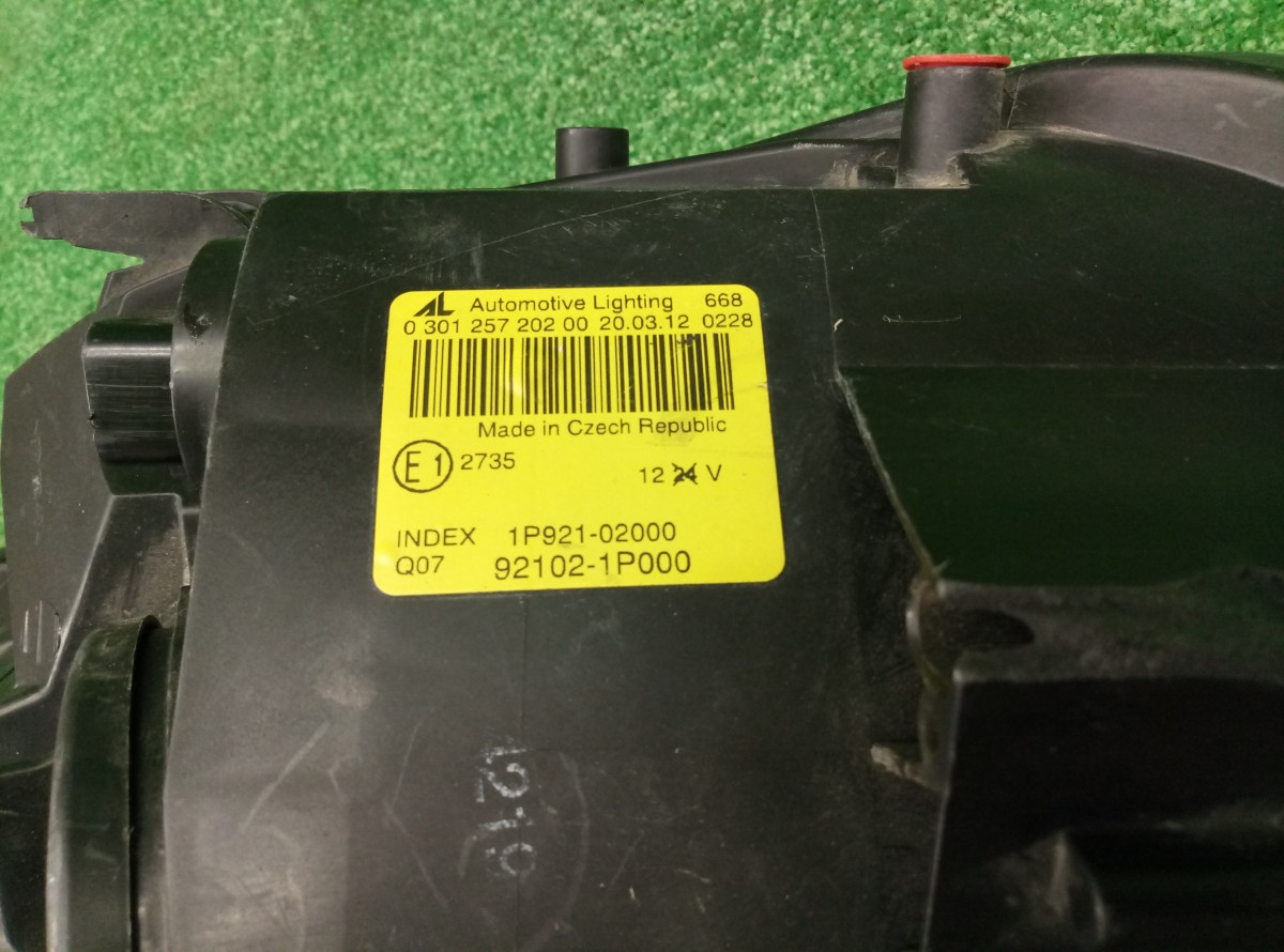 Фара правая Kia Venga 1 2009-2014 921021P000 на Kia Venga 1