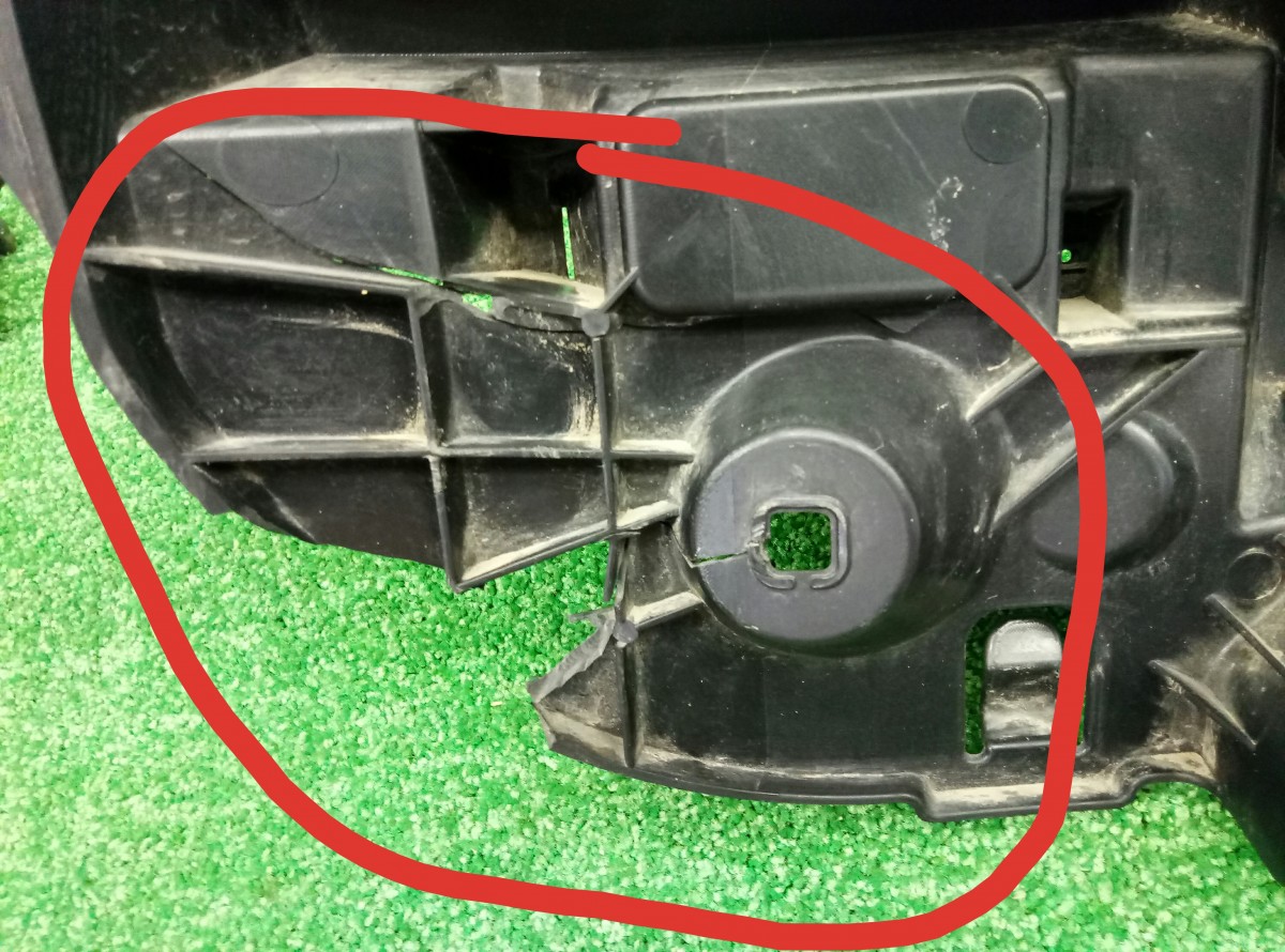 Кронштейн заднего бампера центральный BMW 5 F10 51127331600 на BMW 5-Series(F10,F11,F07)