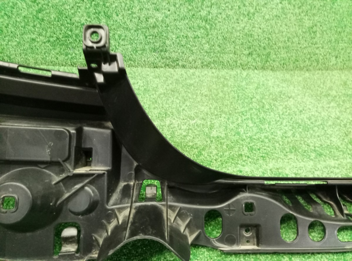 Кронштейн заднего бампера центральный BMW 5 F10 51127331600 на BMW 5-Series(F10,F11,F07)