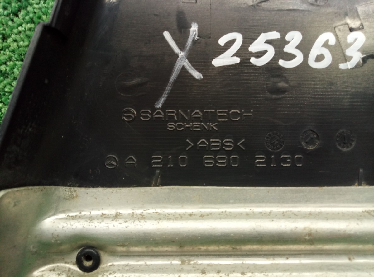 Обшивка стойки средней левая Mercedes-Benz W210 A2106902130 на Mercedes-Benz E-Class (W210,S210)