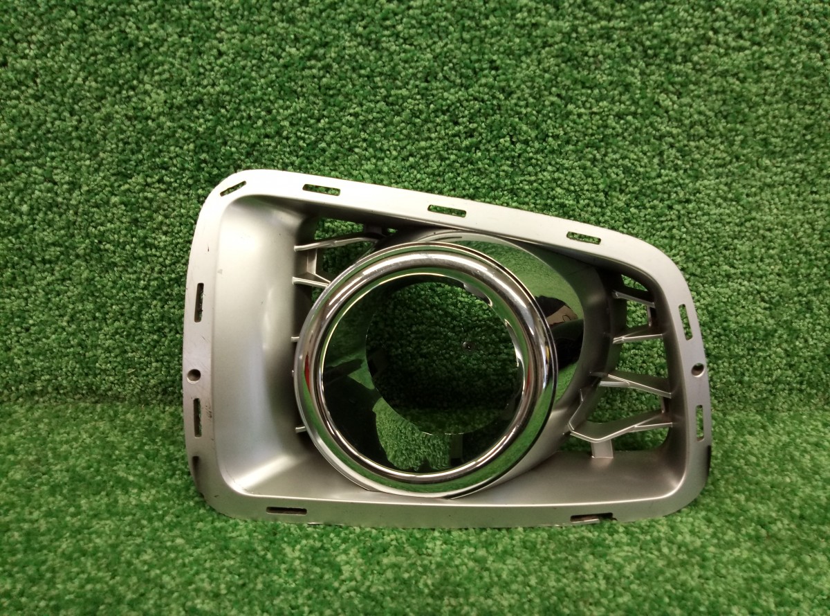 Решетка на противотуманную фару правая Land Rover Range Rover 3 BH4M15A298A  BH4MR19952A         на Land Rover Range Rover 3