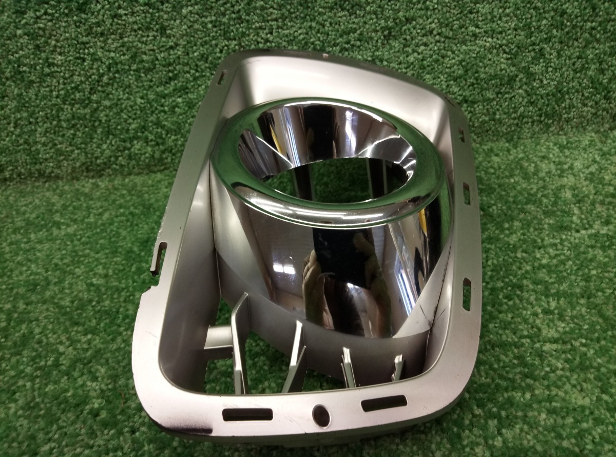 Решетка на противотуманную фару правая Land Rover Range Rover 3 BH4M15A298A  BH4MR19952A         на Land Rover Range Rover 3