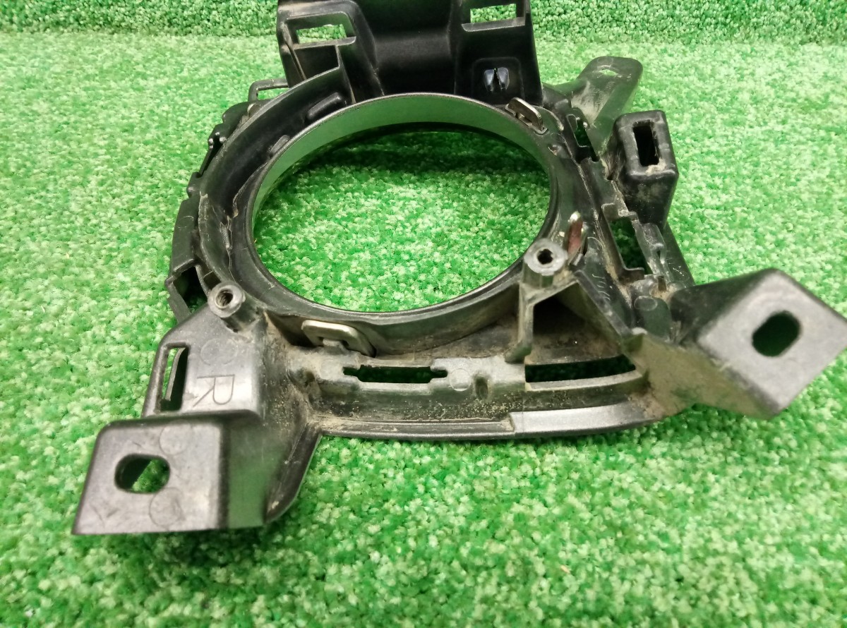 Кронштейн фары противотуманной правой Toyota Land Cruiser Prado 150 2009-2013 5212760110 на Toyota Land Cruiser Prado 150