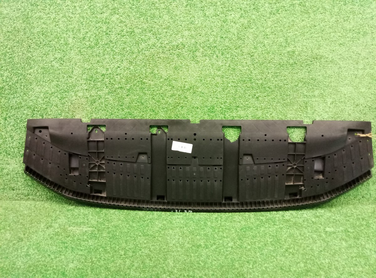Пыльник бампера переднего нижний Audi Q3  2011-2014 8U0807233A на Audi Q3 