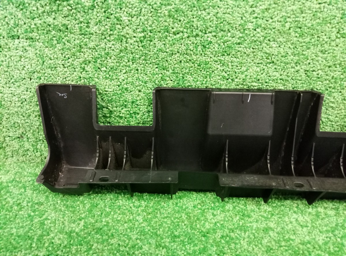 Кронштейн накладки на порог (наружней) правая Nissan Terrano 3 2014 7684000Q0E на Nissan Terrano 