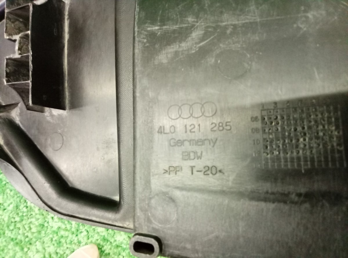 Кожух замка капота Audi Q7 (4L) 2005-2009 4L0121285 на Audi Q7 (4L)