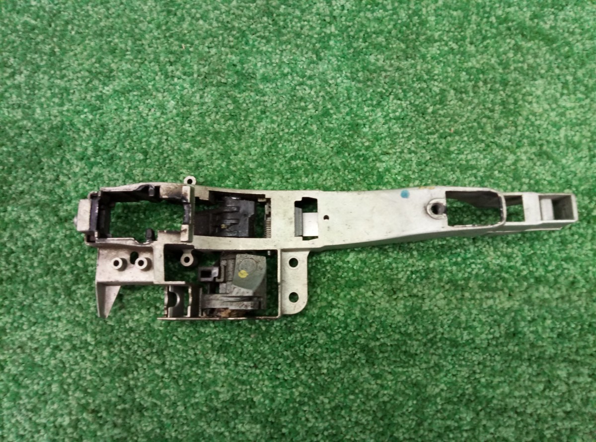 Кронштейн ручки двери передней левая Citroen C4 2011 9682508180 на Citroen C4 I