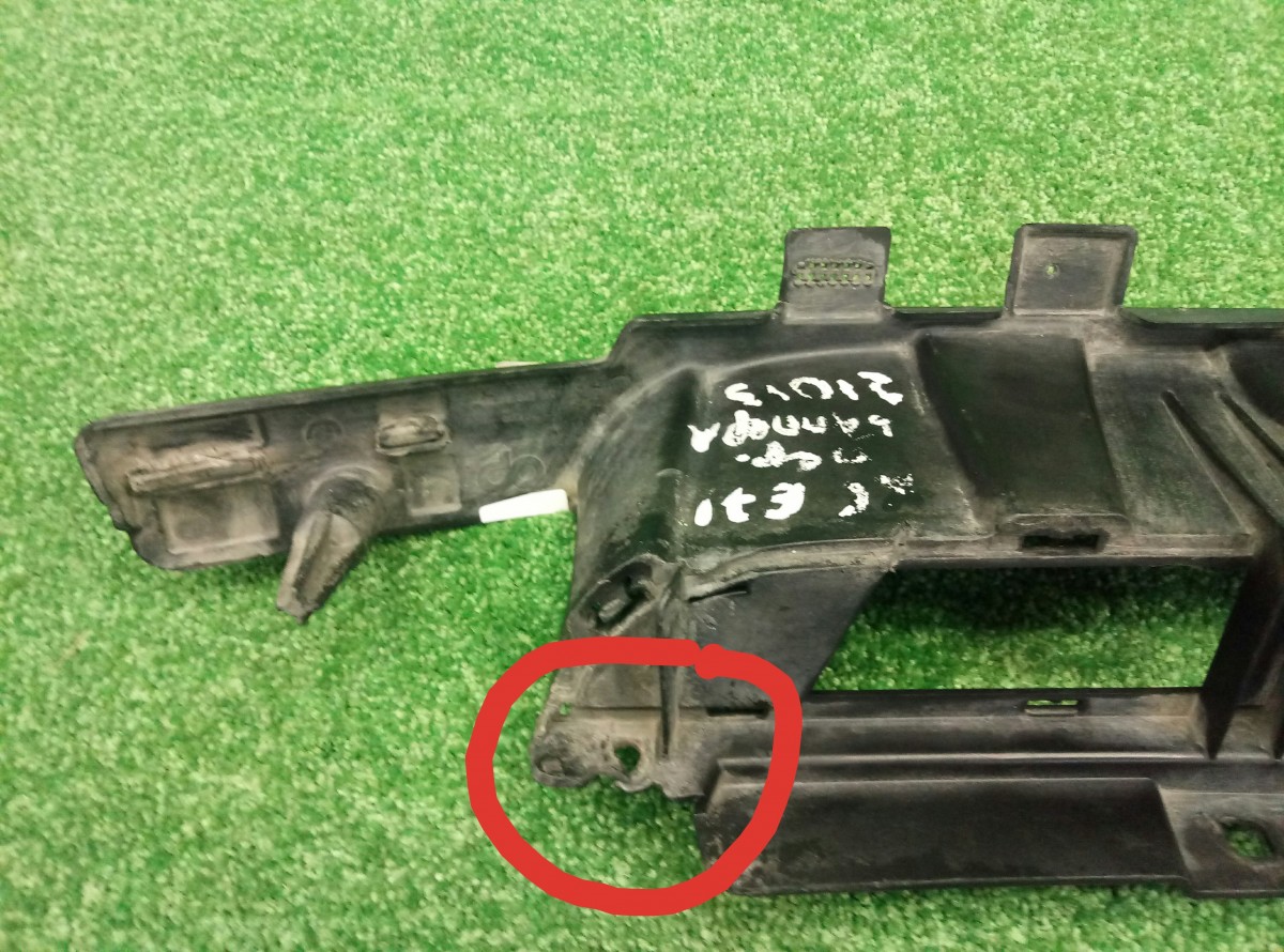 Кронштейн переднего бампера правый BMW X6 E71 2007-2014 51117176270 на BMW X6 E71