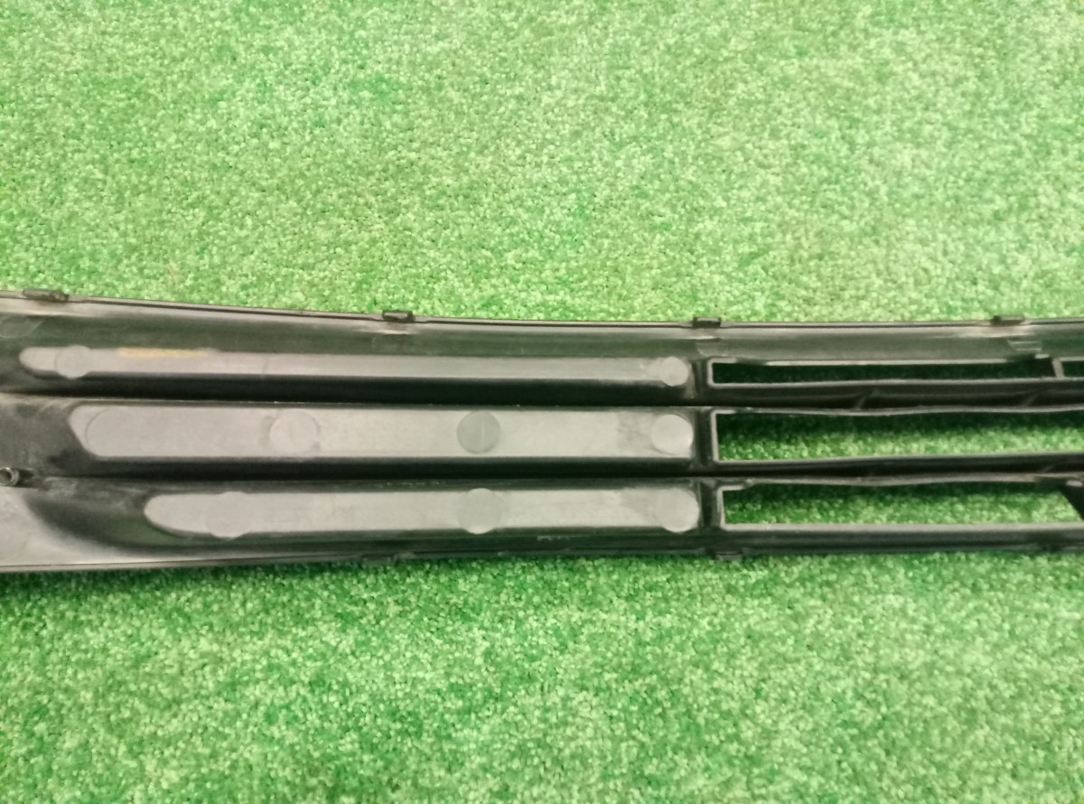 Решетка в бампер центральная Hyundai H1 Grand Starex 865854H010 на Hyundai ix35 