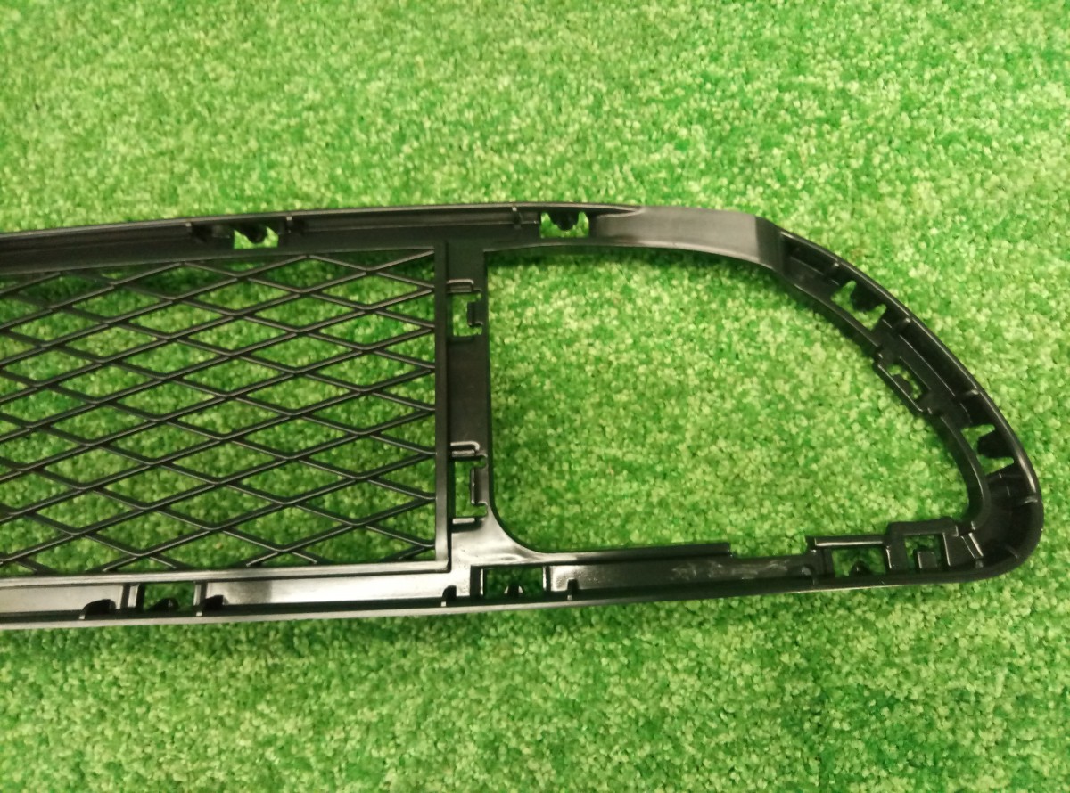 Решетка в бампер центральная BMW 3-Series (E9x) 2005-2010  51117054459 на BMW 3-Series (E9x)