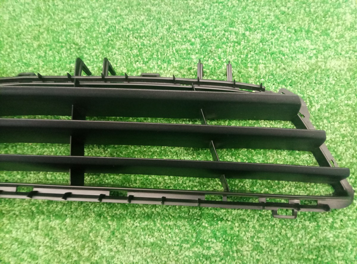 Решетка центр переднего бампера Opel Astra H 0P0702401 Тайвань на Opel Astra G