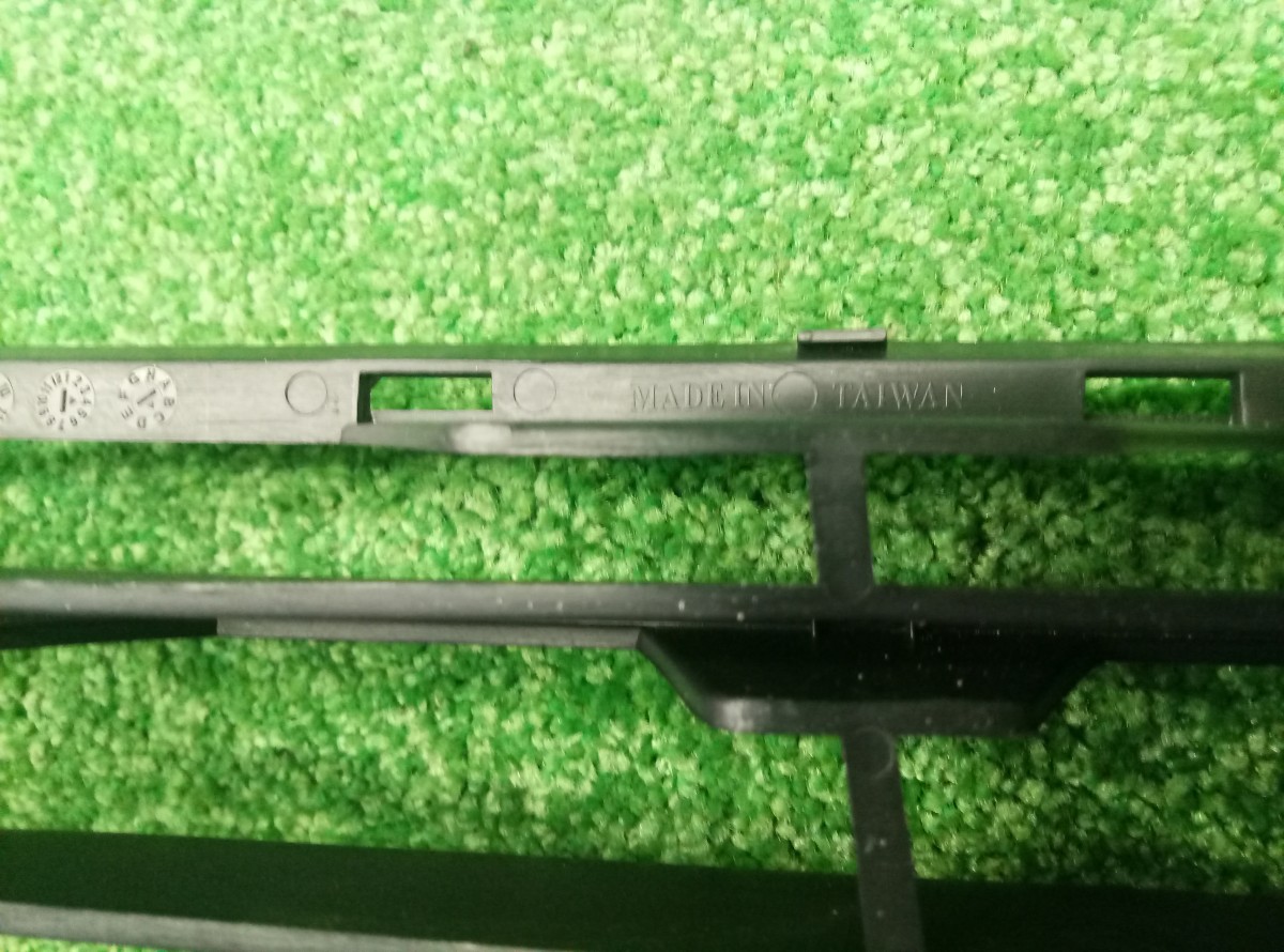 Решетка центр переднего бампера Opel Astra H 0P0702401 Тайвань на Opel Astra G