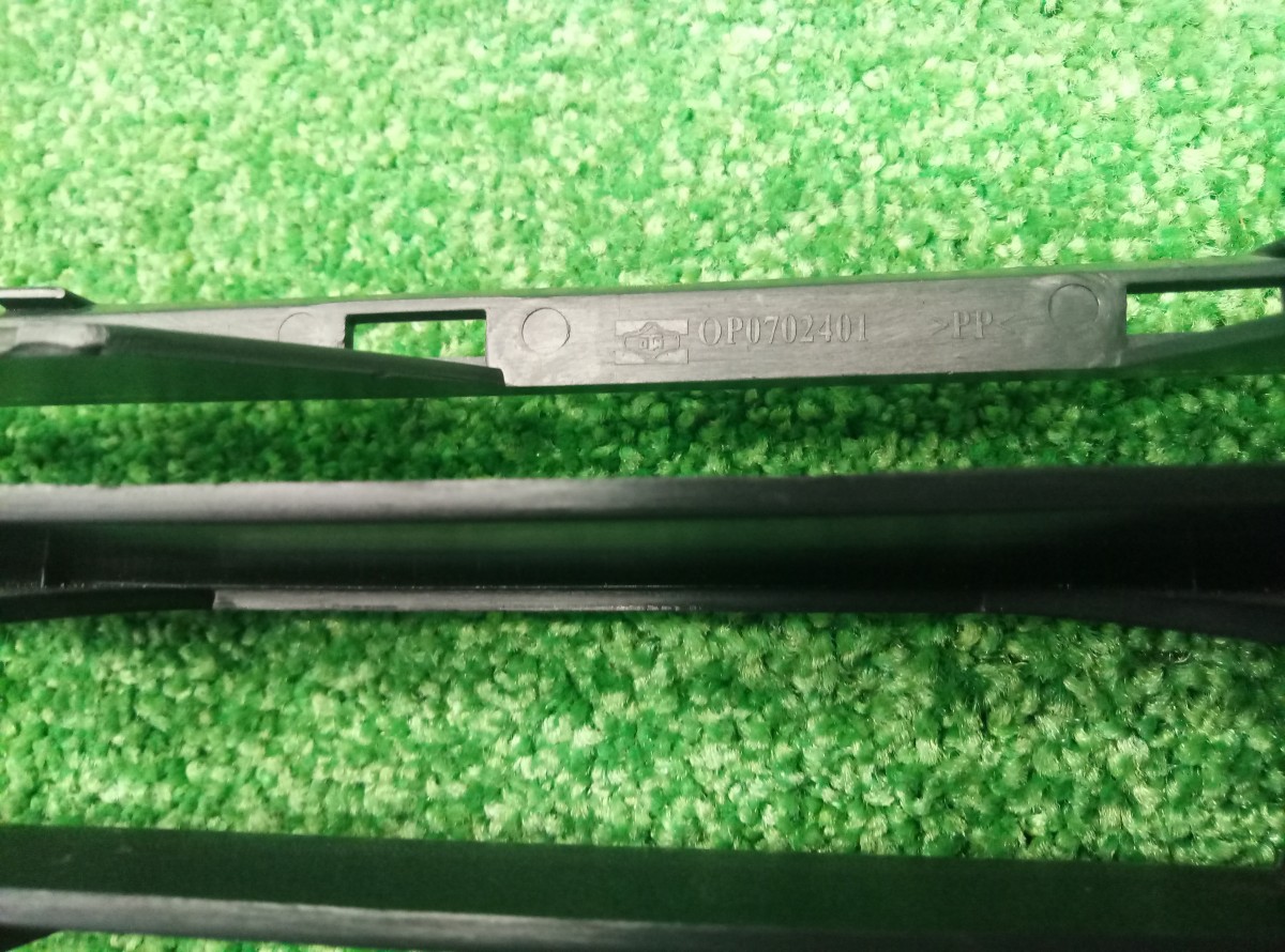Решетка центр переднего бампера Opel Astra H 0P0702401 Тайвань на Opel Astra G