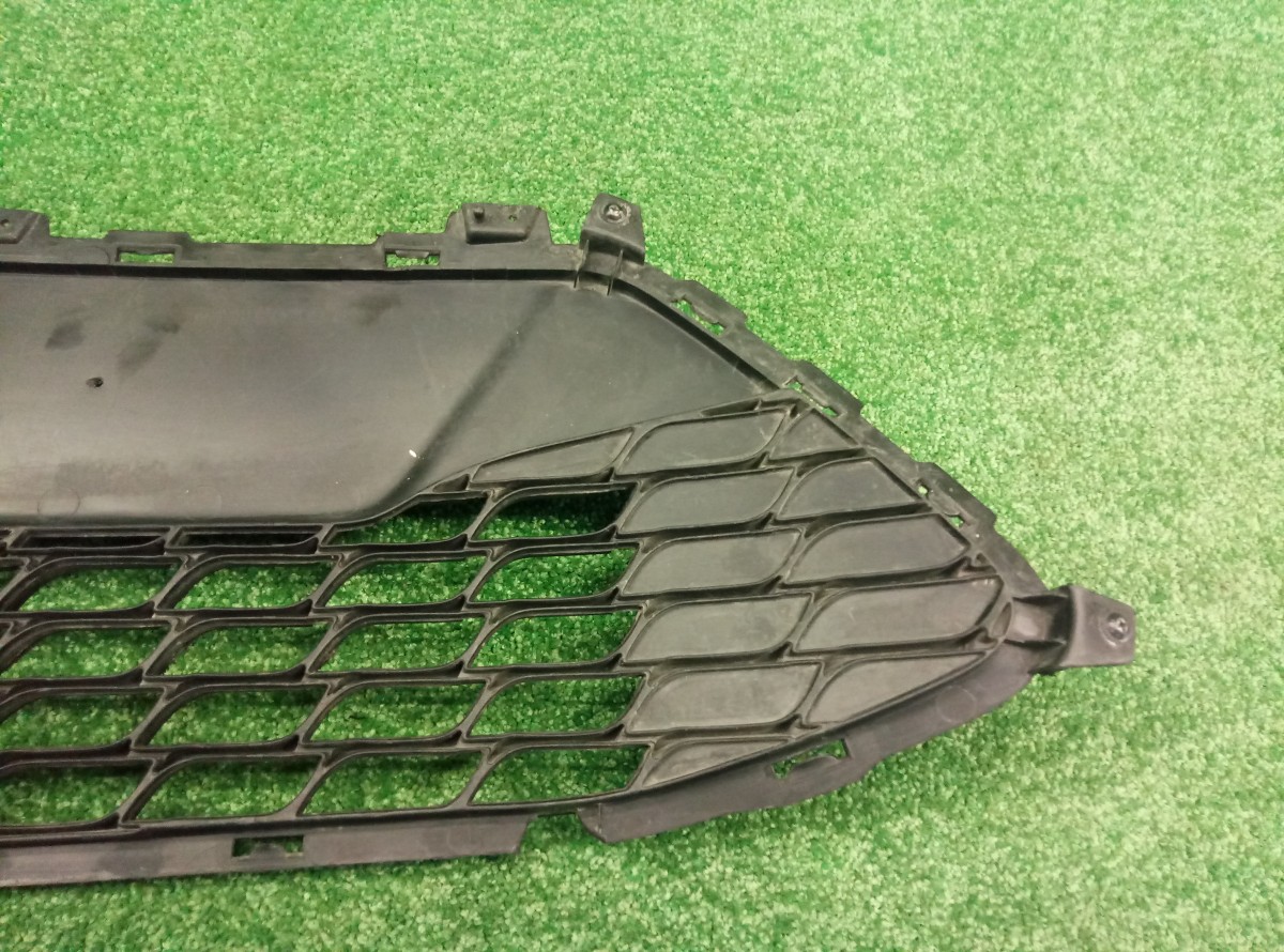 Решетка в бампер центральная Hyundai i30  2007-2010 865612R500 на Hyundai i30 