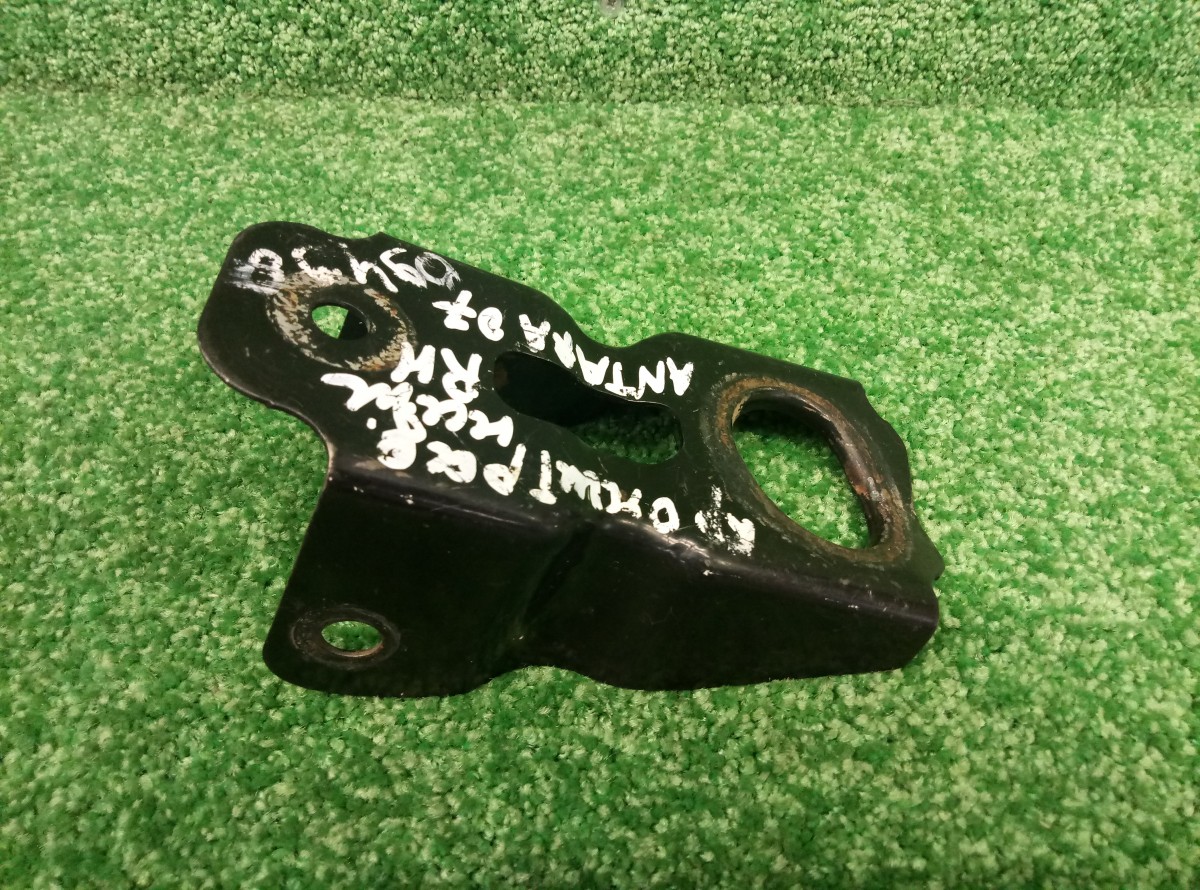 Кронштейн радиатора правый нижний Opel Antara  2006-2011 CSC1011017 на Opel Antara 