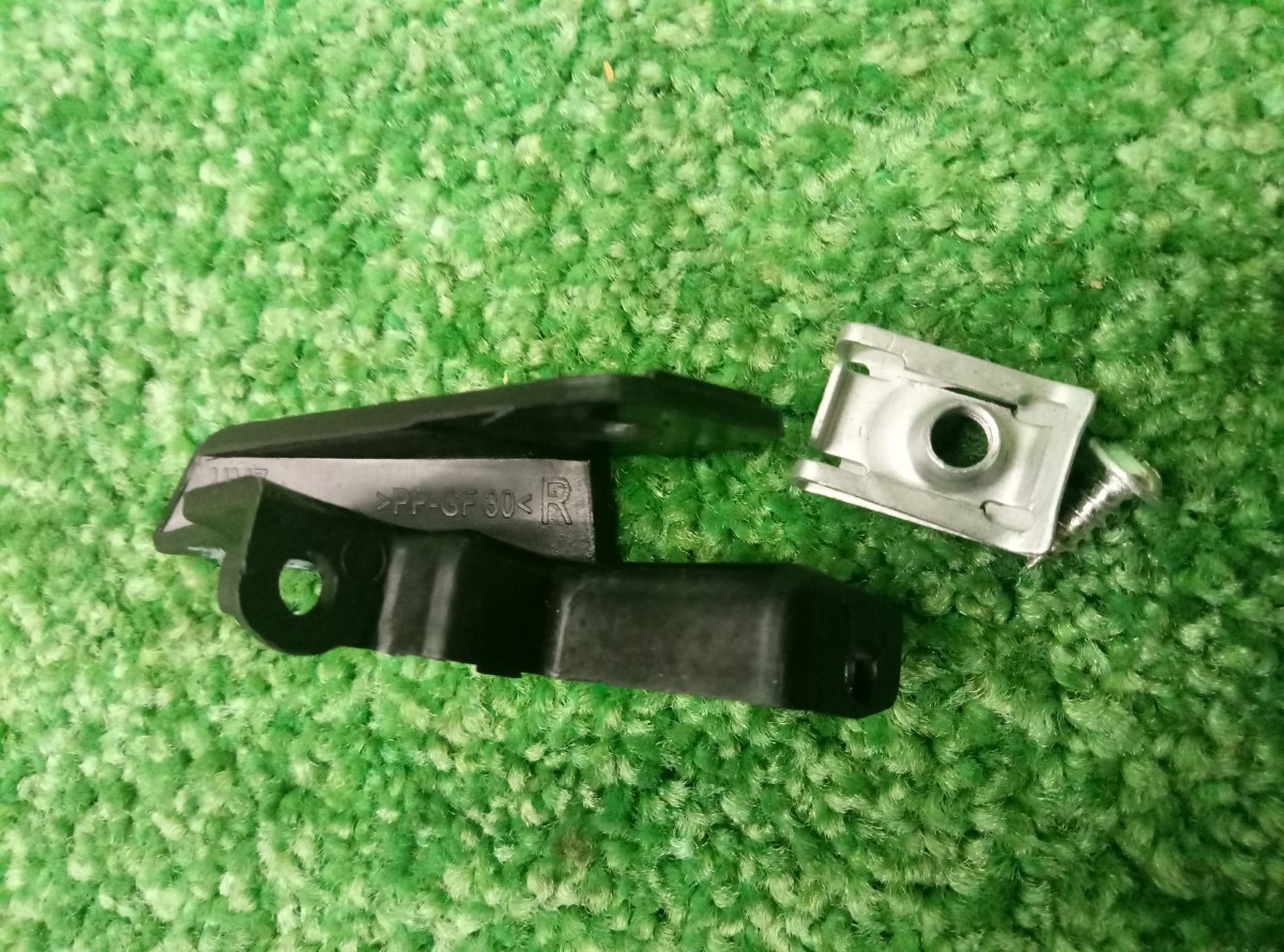Крепление правое корпуса (ремкомплект) на левую фару Audi VW6C0998225 на Audi Q5 8R