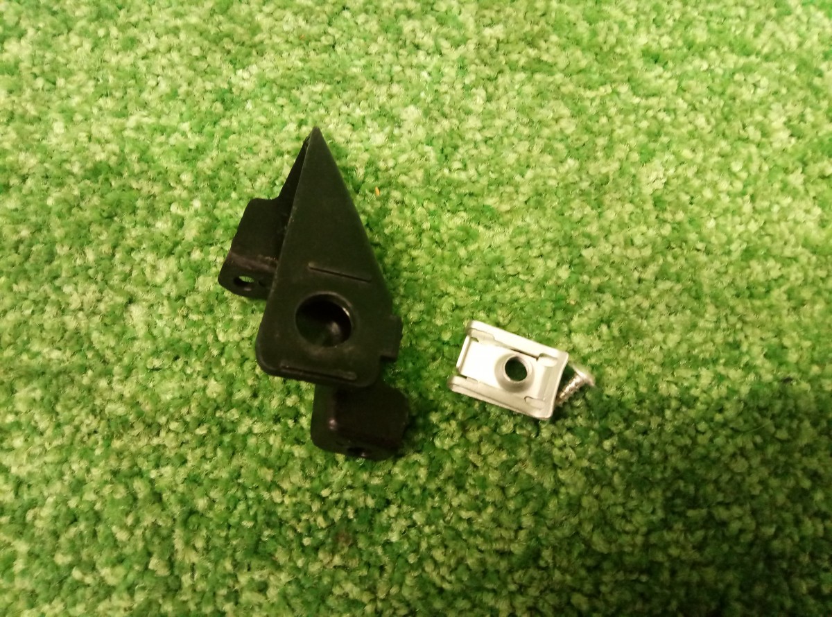 Крепление правое корпуса (ремкомплект) на левую фару Audi VW6C0998225 на Audi Q5 8R