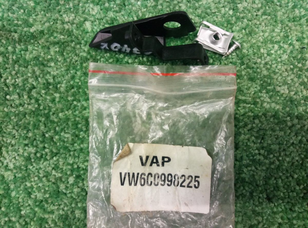 Крепление правое корпуса (ремкомплект) на левую фару Audi VW6C0998225 на Audi Q5 8R