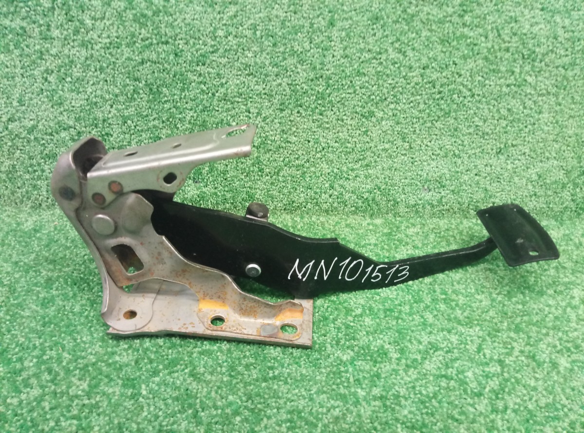 Педаль тормоза Mitsubishi Outlander 2006 MN101513 на Mitsubishi Outlander 2