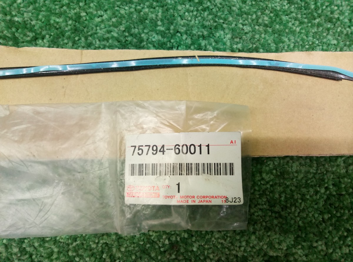Уплотнитель Toyota Land Cruiser Prado 120  7579460011 на Toyota Land Cruiser Prado 120