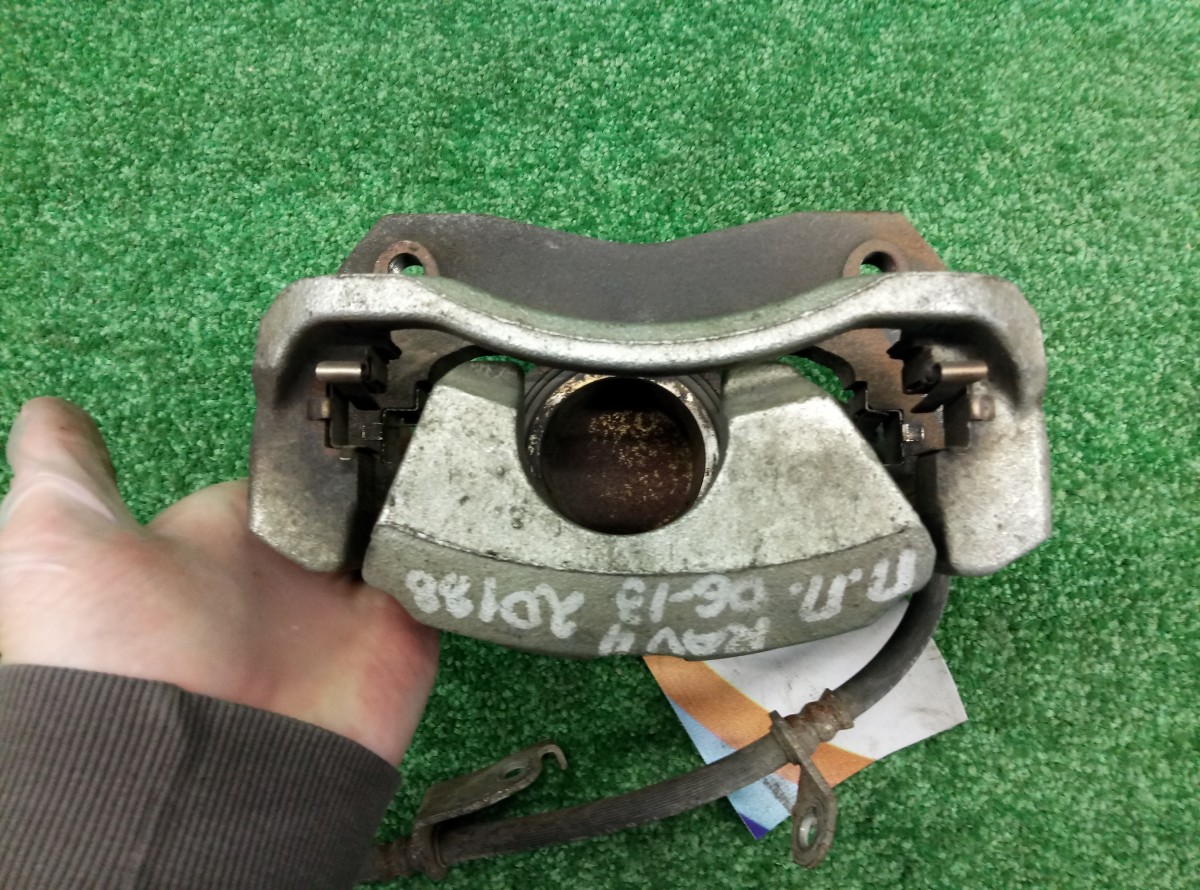 Суппорт передний правый Toyota RAV 4 (XA30) 2005-2010 на Toyota RAV 4 (XA30)