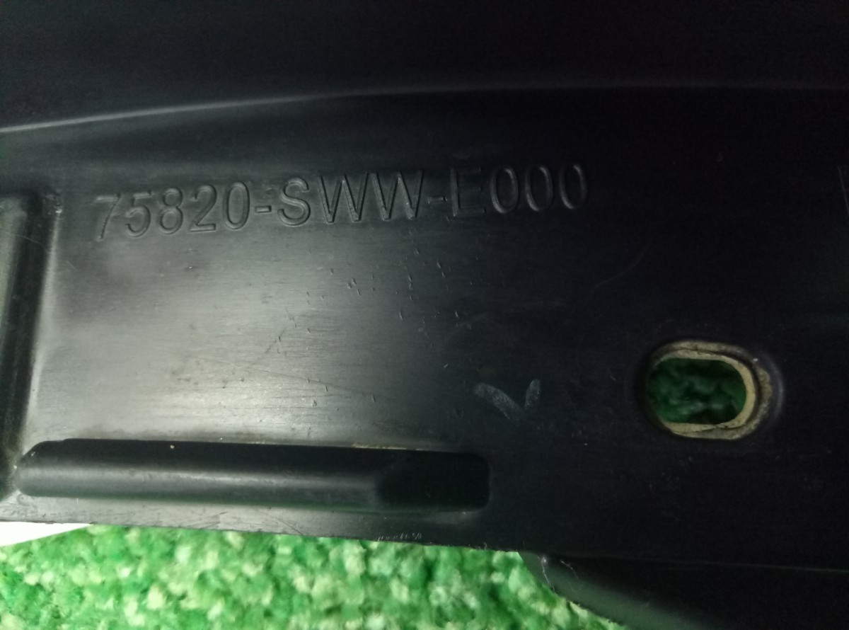Брызговик задний правый Honda CR-V III 2006-2009    75820SWWE000 на Honda CR-V III