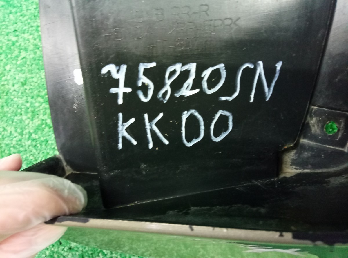 Брызговик задний правый Honda Civic 2006 75820SNKK00  на Honda Civic IX