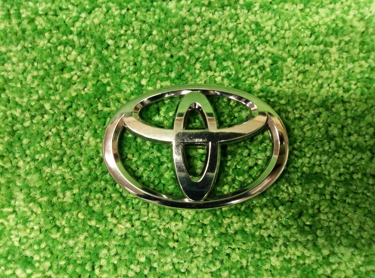Эмблема Toyota  на Toyota Camry V50