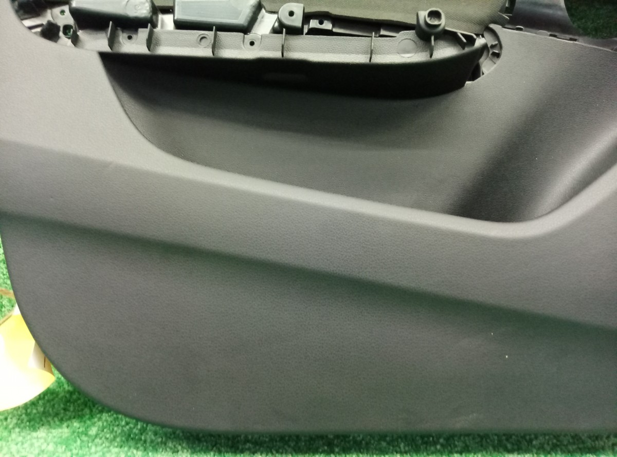 Обшивка двери передней левой Audi Q3  2011-2014 8U1867105 на Audi Q3 