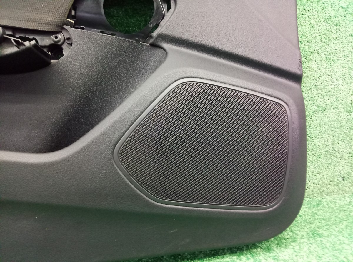 Обшивка двери передней левой Audi Q3  2011-2014 8U1867105 на Audi Q3 