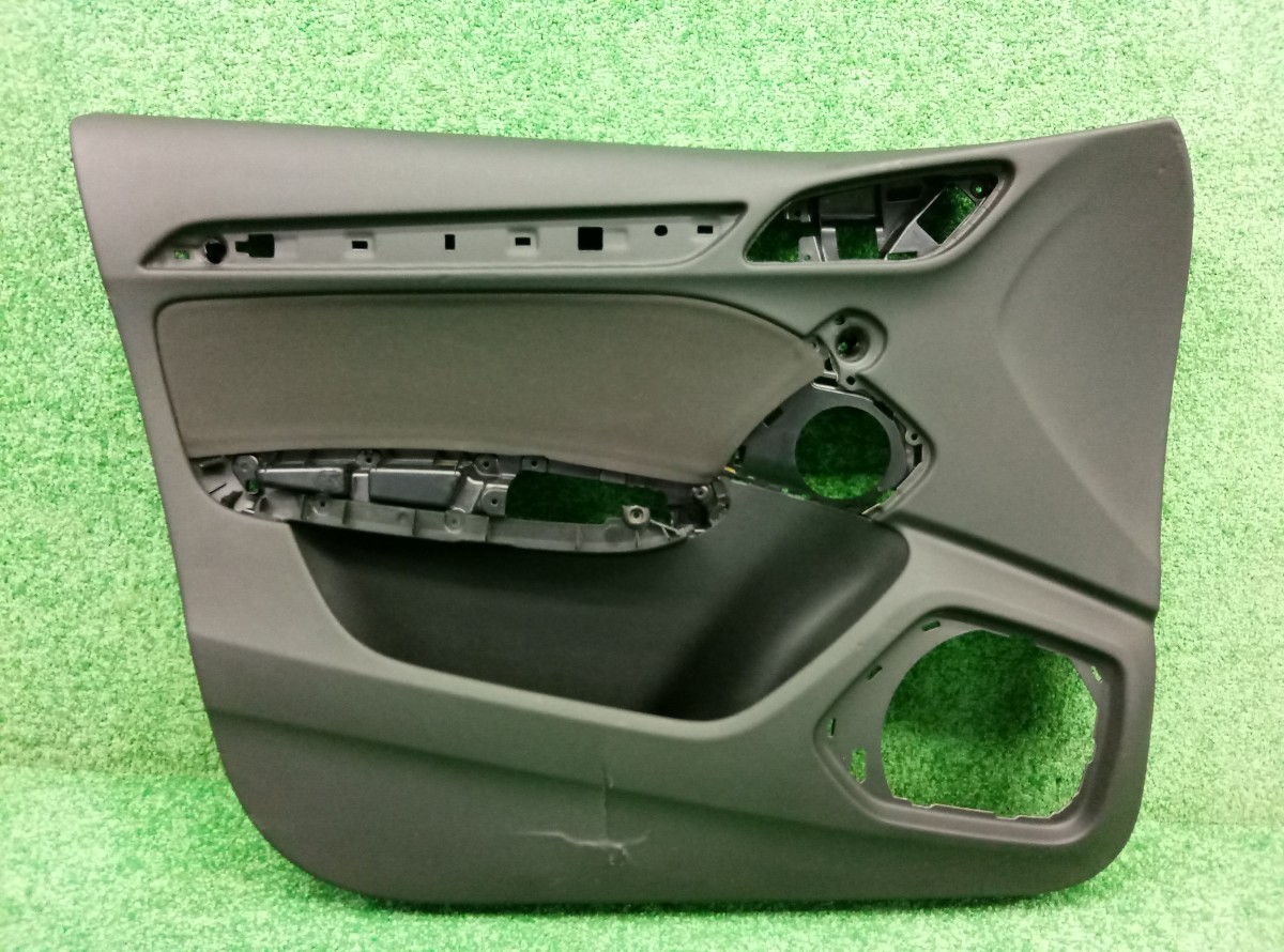 Обшивка двери передней левой Audi Q3  2011-2014 8U1867105 на Audi Q3 