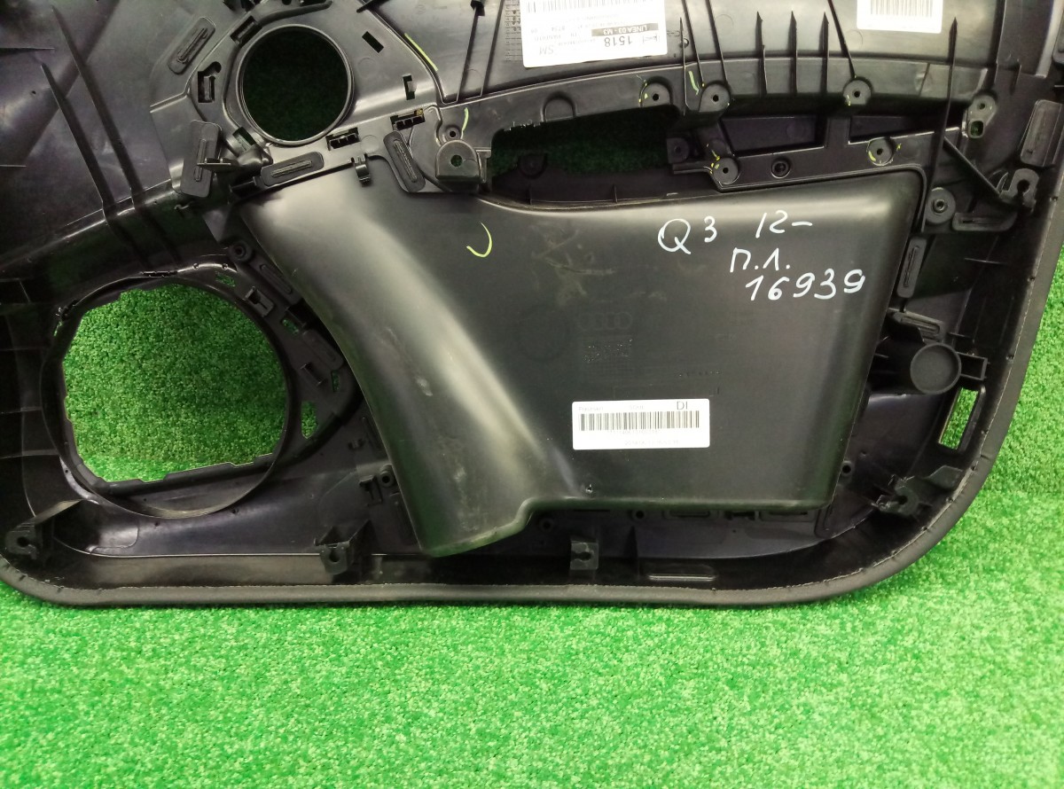 Обшивка двери передней левой Audi Q3  2011-2014 8U1867105 на Audi Q3 