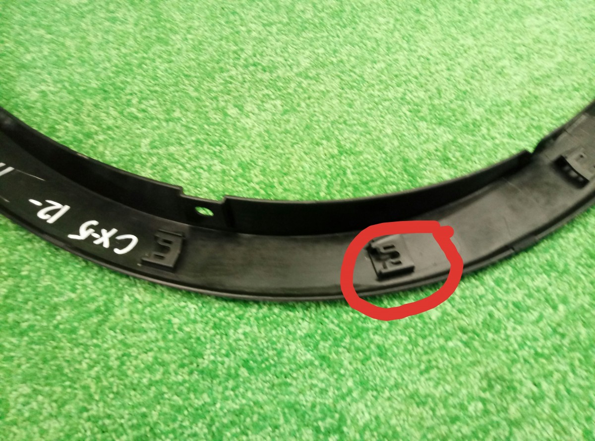 Накладка переднего крыла правого Mazda CX5 (KE) 2011-2015 KD5351W21 на Mazda CX5 (KE)