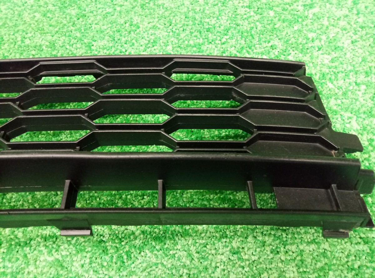 Решетка переднего бампера Skoda Rapid 5JA853677C на Skoda Rapid 
