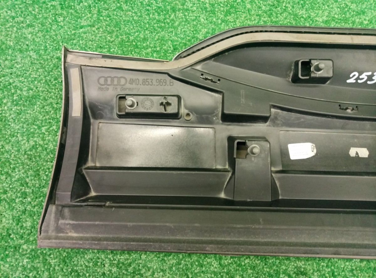 Накладка двери задней левой Audi Q7 4M 2015 4M0853969B на Audi Q5 8R