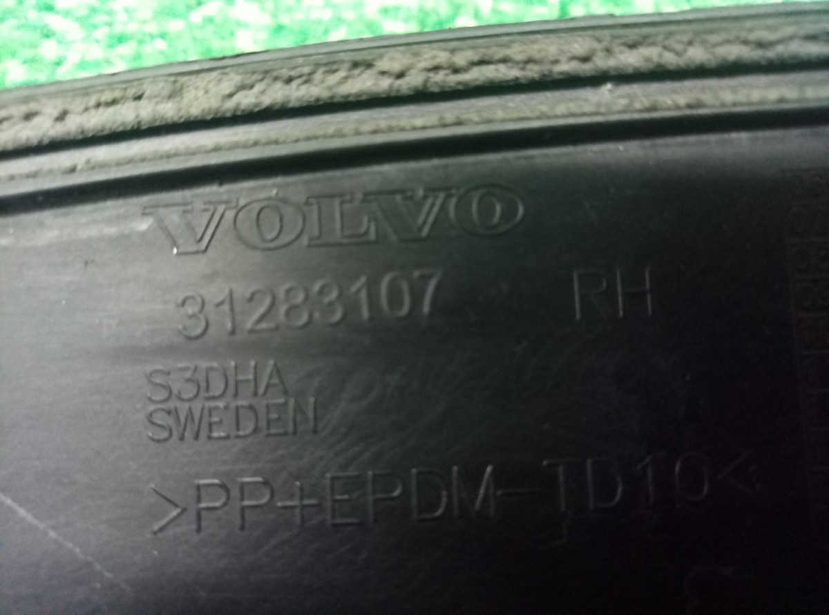 Накладка заднего крыла правого Volvo XC70  2007-2013  31283107 на Volvo XC70 