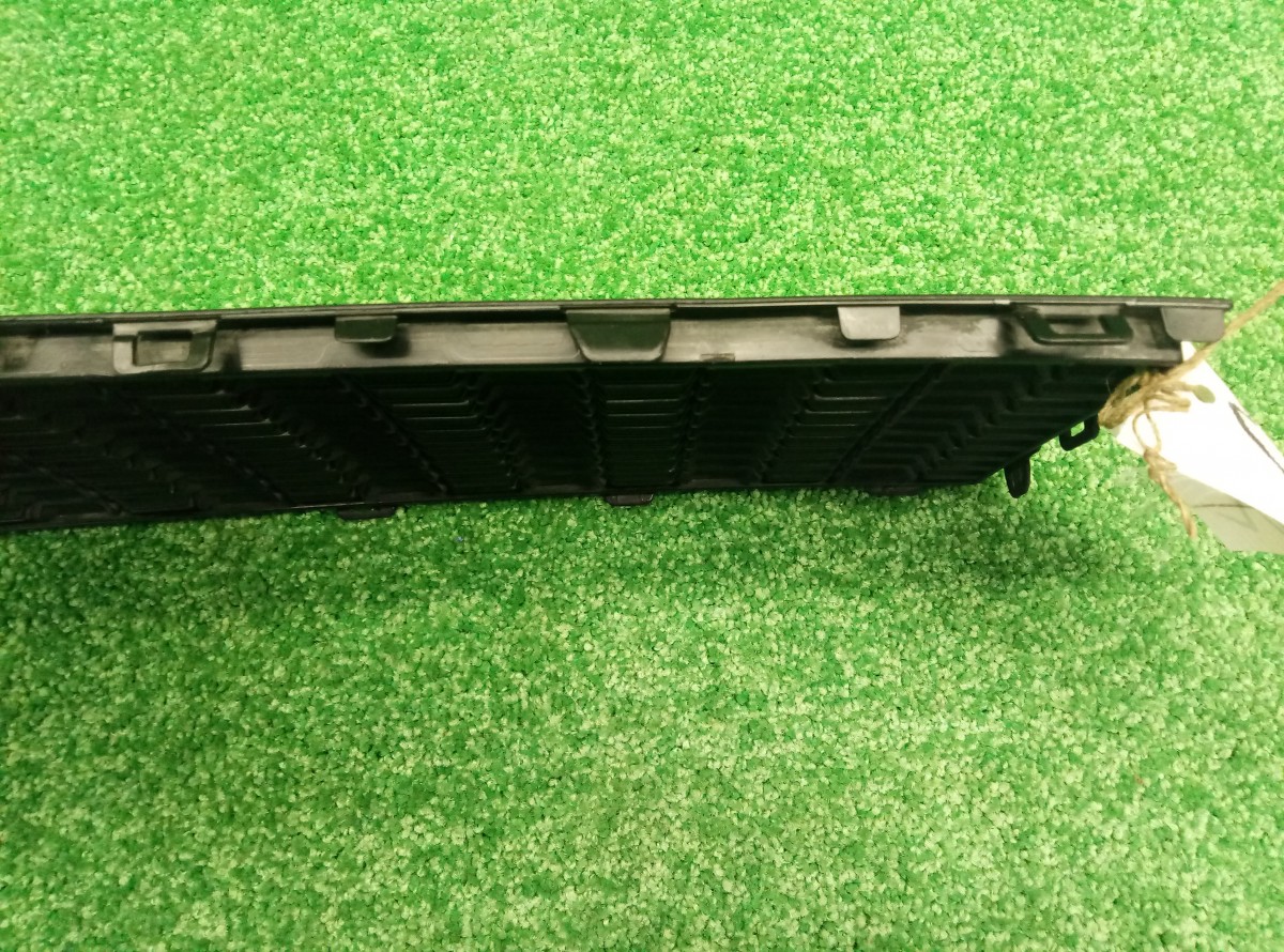 Решетка в бампер центральная BMW 5-Series(F10,F11,F07) 2009-2013 51117903894 на BMW 5-Series(F10,F11,F07)