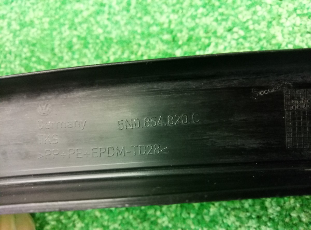 Накладка задняя правая Volkswagen Tiguan 2007-2011 5N0854820C на Volkswagen Tiguan I