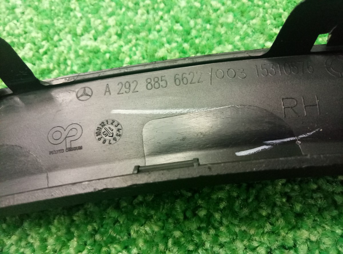 Накладка переднего правого Mercedes-Benz GLE C292 2928856622 на Mercedes-Benz GL-Class X164