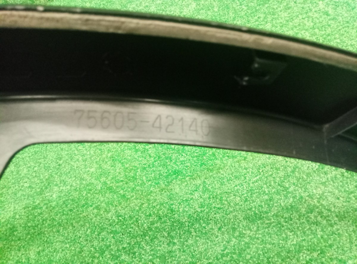 Накладка заднего правого крыла Toyota RAV4 XA40  7560542140 на Toyota RAV 4  (CA40)