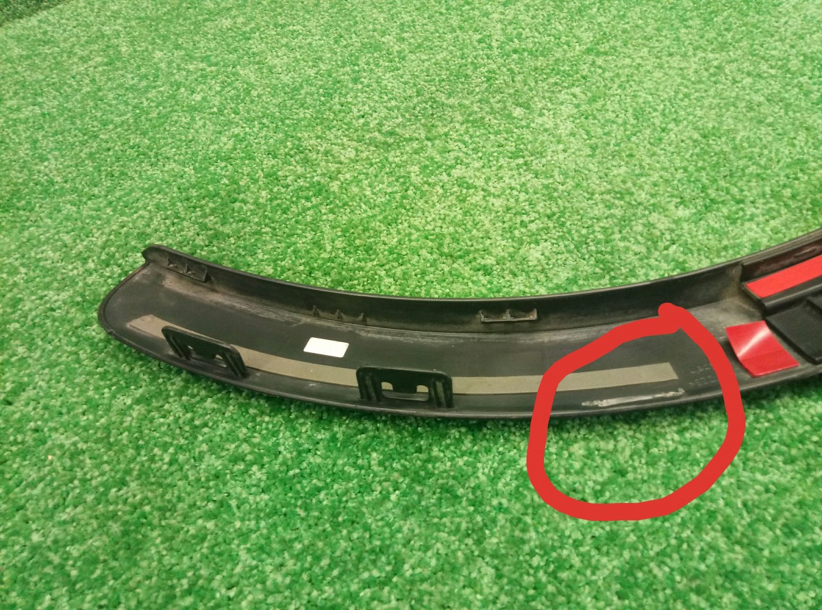 Накладка заднего крыла правого Audi Q3  2011-2014 8U0853818 на Audi Q3 