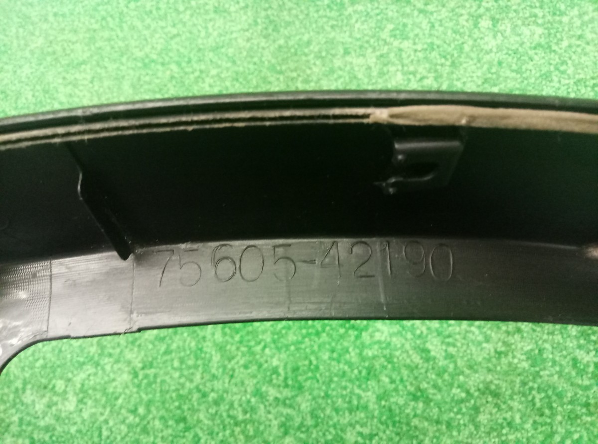 Накладка заднего крыла правого Toyota RAV 4  (CA40) 2012-2015 7560542190 на Toyota RAV 4  (CA40)