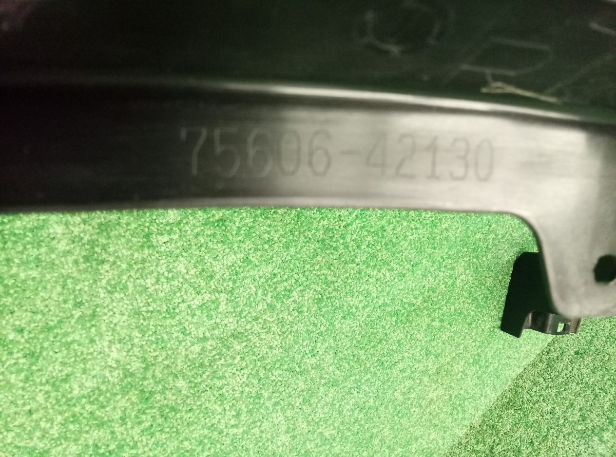 Накладка крыла задняя левая Toyota Rav4 CA40 7560642130  на Toyota RAV 4  (CA40)
